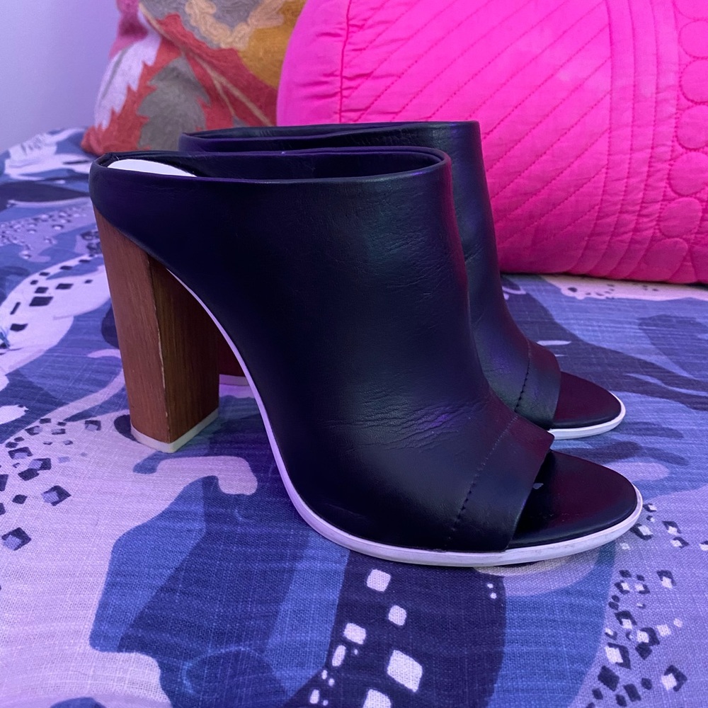 VINCE Lightly worn size 8 black leather mules